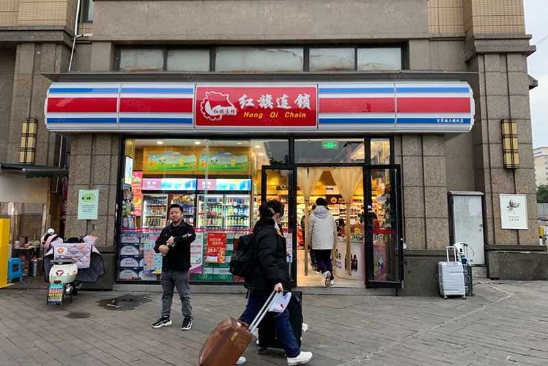 舞東風(fēng)與紅旗連鎖超市店鋪裝修對(duì)比